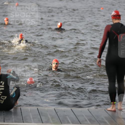 25.08.2024 - Elbe Triathlon Hamburg H.Heesch http://msf.ph/oto/6830222 25.08.2024 07:56:15 Schwimmen  meine-sportfotos.de