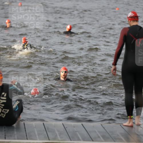 25.08.2024 - Elbe Triathlon Hamburg H.Heesch http://msf.ph/oto/6830227 25.08.2024 07:56:15 Schwimmen  meine-sportfotos.de