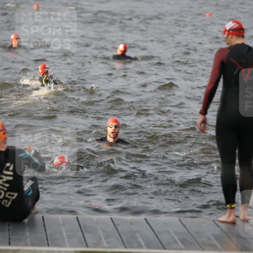 25.08.2024 - Elbe Triathlon Hamburg H.Heesch http://msf.ph/oto/6830232 25.08.2024 07:56:15 Schwimmen  meine-sportfotos.de