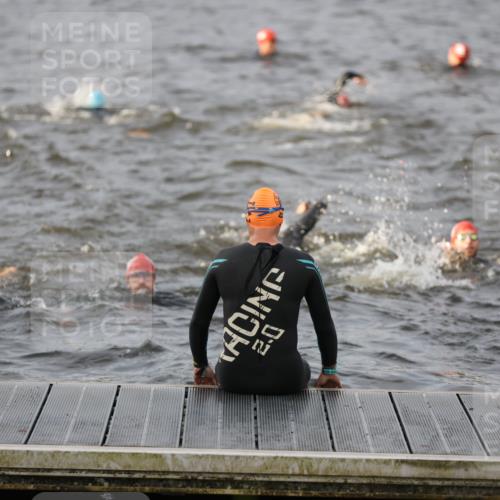 25.08.2024 - Elbe Triathlon Hamburg H.Heesch http://msf.ph/oto/6830247 25.08.2024 07:56:17 Schwimmen  meine-sportfotos.de