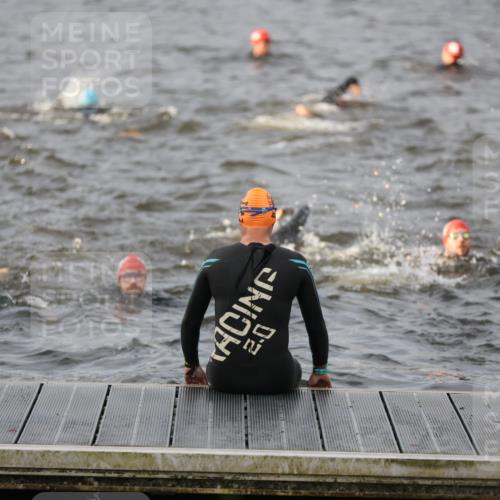 25.08.2024 - Elbe Triathlon Hamburg H.Heesch http://msf.ph/oto/6830252 25.08.2024 07:56:17 Schwimmen  meine-sportfotos.de