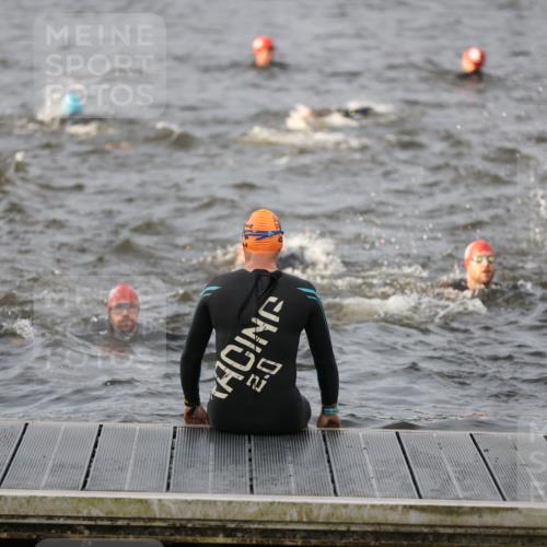 25.08.2024 - Elbe Triathlon Hamburg H.Heesch http://msf.ph/oto/6830261 25.08.2024 07:56:17 Schwimmen  meine-sportfotos.de