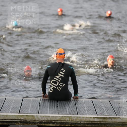 25.08.2024 - Elbe Triathlon Hamburg H.Heesch http://msf.ph/oto/6830263 25.08.2024 07:56:17 Schwimmen  meine-sportfotos.de