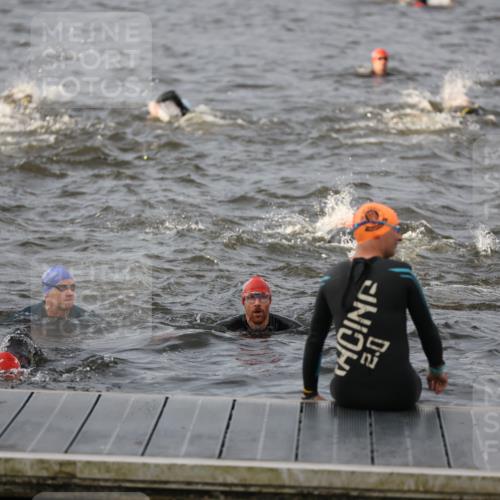 25.08.2024 - Elbe Triathlon Hamburg H.Heesch http://msf.ph/oto/6830271 25.08.2024 07:56:18 Schwimmen  meine-sportfotos.de