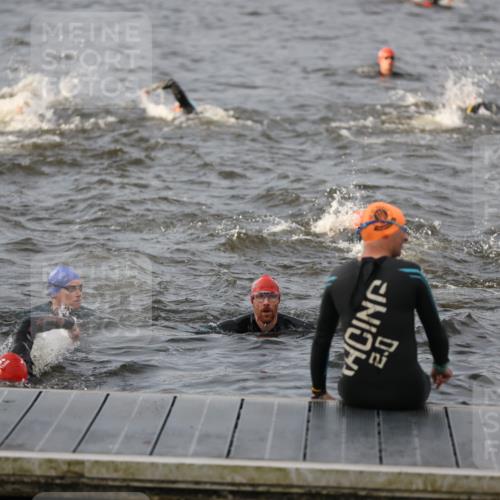 25.08.2024 - Elbe Triathlon Hamburg H.Heesch http://msf.ph/oto/6830278 25.08.2024 07:56:18 Schwimmen  meine-sportfotos.de