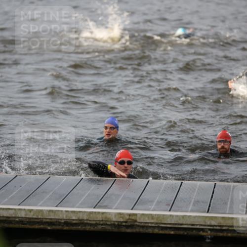 25.08.2024 - Elbe Triathlon Hamburg H.Heesch http://msf.ph/oto/6830285 25.08.2024 07:56:20 Schwimmen  meine-sportfotos.de