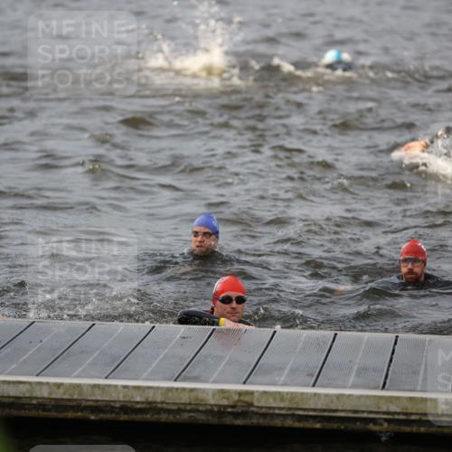 25.08.2024 - Elbe Triathlon Hamburg H.Heesch http://msf.ph/oto/6830290 25.08.2024 07:56:20 Schwimmen  meine-sportfotos.de