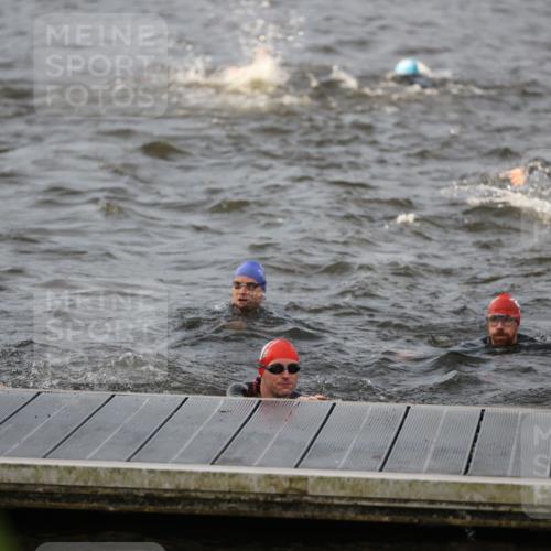 25.08.2024 - Elbe Triathlon Hamburg H.Heesch http://msf.ph/oto/6830294 25.08.2024 07:56:20 Schwimmen  meine-sportfotos.de