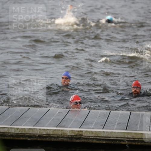 25.08.2024 - Elbe Triathlon Hamburg H.Heesch http://msf.ph/oto/6830304 25.08.2024 07:56:20 Schwimmen  meine-sportfotos.de