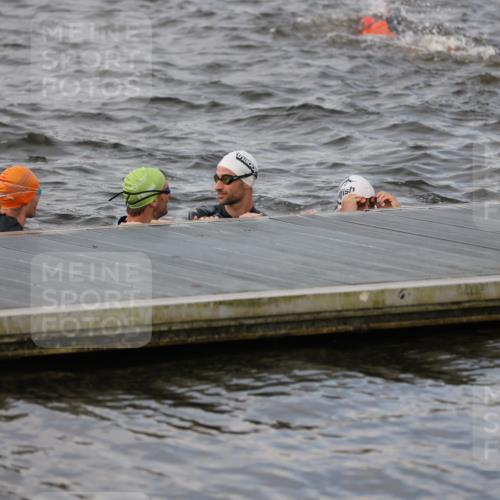 25.08.2024 - Elbe Triathlon Hamburg H.Heesch http://msf.ph/oto/6830538 25.08.2024 07:58:39 Schwimmen  meine-sportfotos.de