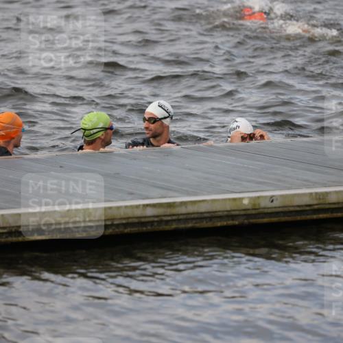 25.08.2024 - Elbe Triathlon Hamburg H.Heesch http://msf.ph/oto/6830545 25.08.2024 07:58:40 Schwimmen  meine-sportfotos.de