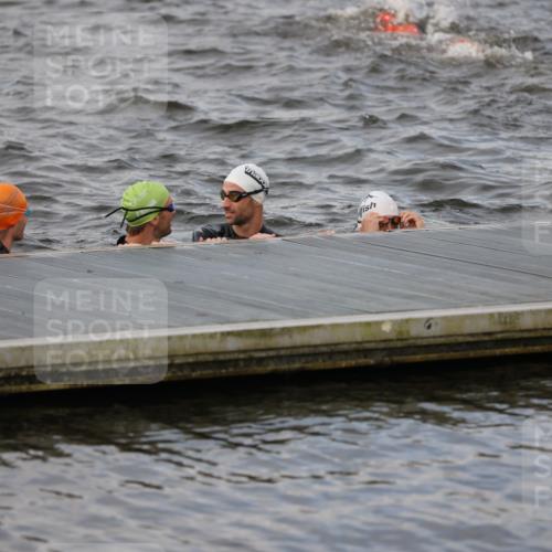 25.08.2024 - Elbe Triathlon Hamburg H.Heesch http://msf.ph/oto/6830550 25.08.2024 07:58:40 Schwimmen  meine-sportfotos.de