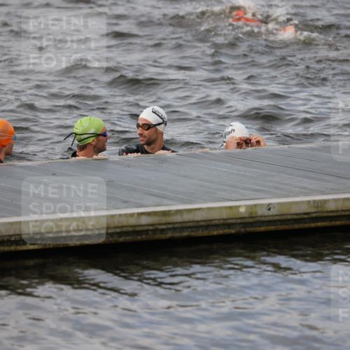25.08.2024 - Elbe Triathlon Hamburg H.Heesch http://msf.ph/oto/6830555 25.08.2024 07:58:40 Schwimmen  meine-sportfotos.de