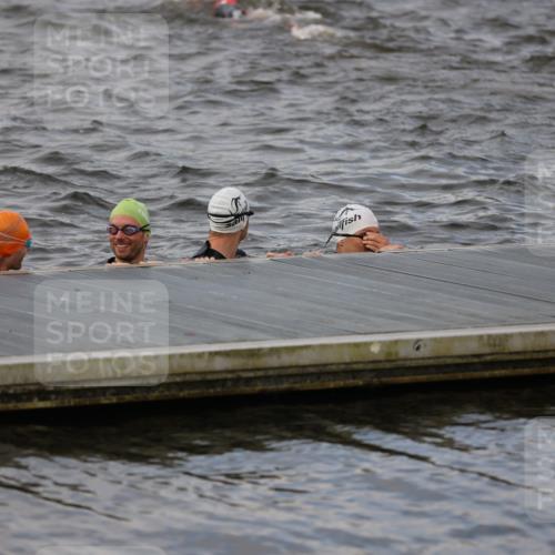 25.08.2024 - Elbe Triathlon Hamburg H.Heesch http://msf.ph/oto/6830560 25.08.2024 07:58:42 Schwimmen  meine-sportfotos.de
