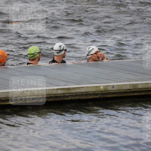 25.08.2024 - Elbe Triathlon Hamburg H.Heesch http://msf.ph/oto/6830571 25.08.2024 07:58:42 Schwimmen  meine-sportfotos.de