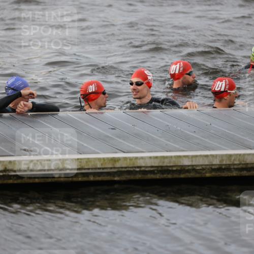 25.08.2024 - Elbe Triathlon Hamburg H.Heesch http://msf.ph/oto/6830598 25.08.2024 07:58:46 Schwimmen  meine-sportfotos.de
