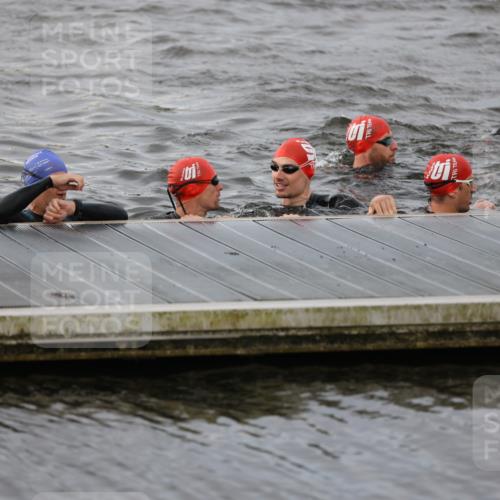 25.08.2024 - Elbe Triathlon Hamburg H.Heesch http://msf.ph/oto/6830606 25.08.2024 07:58:46 Schwimmen  meine-sportfotos.de