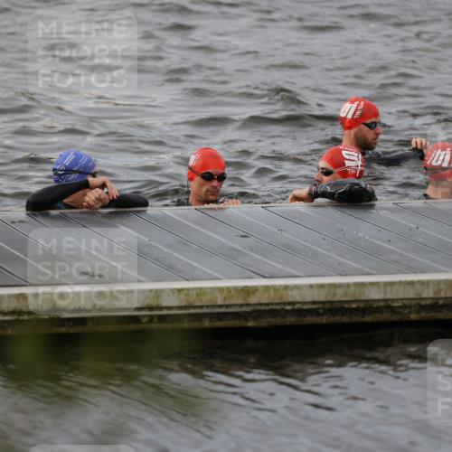 25.08.2024 - Elbe Triathlon Hamburg H.Heesch http://msf.ph/oto/6830617 25.08.2024 07:58:47 Schwimmen  meine-sportfotos.de