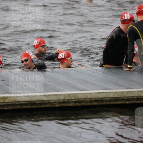 25.08.2024 - Elbe Triathlon Hamburg H.Heesch http://msf.ph/oto/6830650 25.08.2024 07:58:48 Schwimmen  meine-sportfotos.de