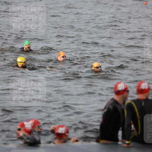 25.08.2024 - Elbe Triathlon Hamburg H.Heesch http://msf.ph/oto/6830654 25.08.2024 07:58:50 Schwimmen  meine-sportfotos.de