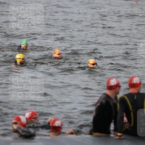 25.08.2024 - Elbe Triathlon Hamburg H.Heesch http://msf.ph/oto/6830664 25.08.2024 07:58:50 Schwimmen  meine-sportfotos.de