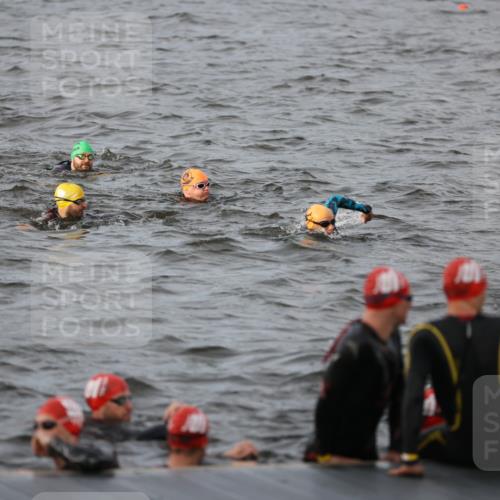 25.08.2024 - Elbe Triathlon Hamburg H.Heesch http://msf.ph/oto/6830670 25.08.2024 07:58:50 Schwimmen  meine-sportfotos.de