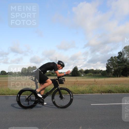 25.08.2024 - Elbe Triathlon Hamburg Fuchs,  Jonas http://msf.ph/oto/6830755 25.08.2024 09:25:12 Radfahren 87, 303, 426, 415, 226, 43 meine-sportfotos.de