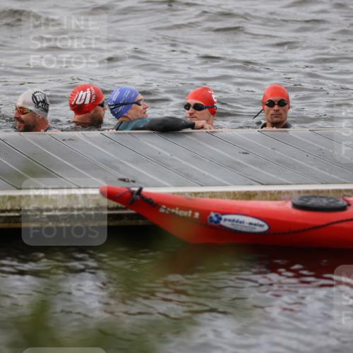 25.08.2024 - Elbe Triathlon Hamburg H.Heesch http://msf.ph/oto/6830769 25.08.2024 08:01:37 Schwimmen  meine-sportfotos.de