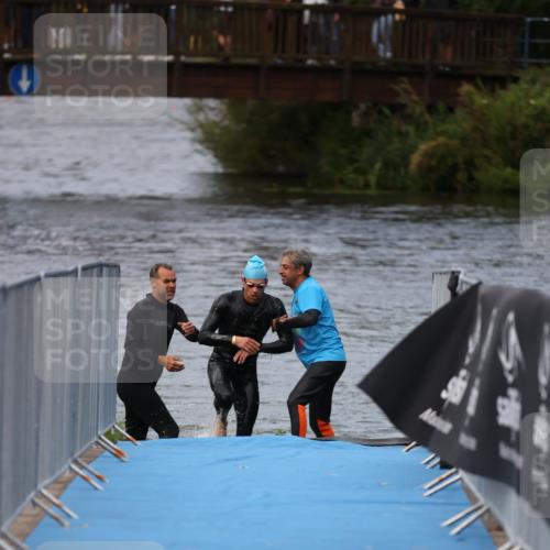 25.08.2024 - Elbe Triathlon Hamburg H.Heesch http://msf.ph/oto/6830840 25.08.2024 08:26:29 Schwimmen 85 meine-sportfotos.de