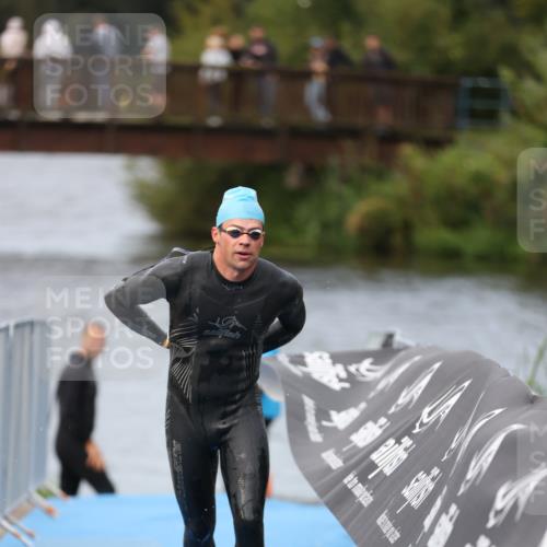 25.08.2024 - Elbe Triathlon Hamburg H.Heesch http://msf.ph/oto/6830883 25.08.2024 08:26:36 Schwimmen 85 meine-sportfotos.de