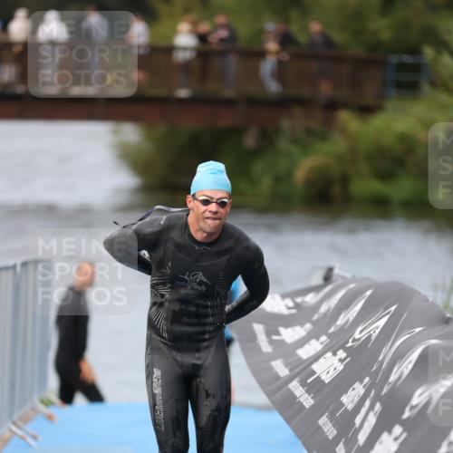 25.08.2024 - Elbe Triathlon Hamburg H.Heesch http://msf.ph/oto/6830893 25.08.2024 08:26:36 Schwimmen 85 meine-sportfotos.de