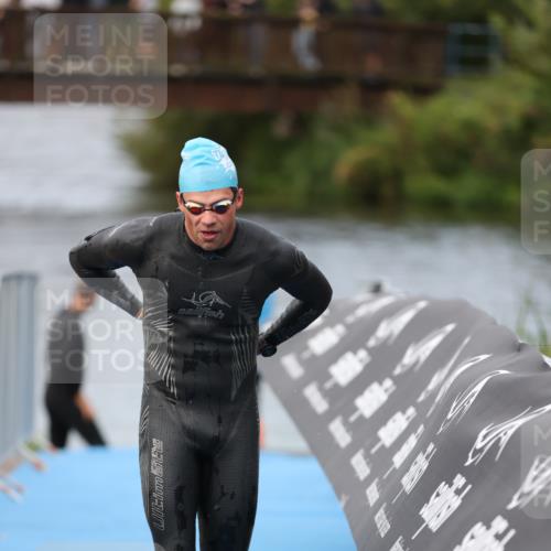 25.08.2024 - Elbe Triathlon Hamburg H.Heesch http://msf.ph/oto/6830913 25.08.2024 08:26:37 Schwimmen 85 meine-sportfotos.de