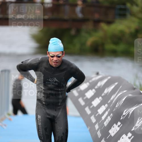 25.08.2024 - Elbe Triathlon Hamburg H.Heesch http://msf.ph/oto/6830919 25.08.2024 08:26:37 Schwimmen 85 meine-sportfotos.de