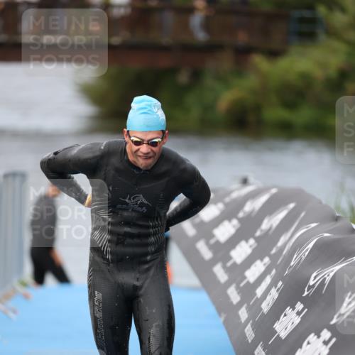 25.08.2024 - Elbe Triathlon Hamburg H.Heesch http://msf.ph/oto/6830926 25.08.2024 08:26:37 Schwimmen 85 meine-sportfotos.de
