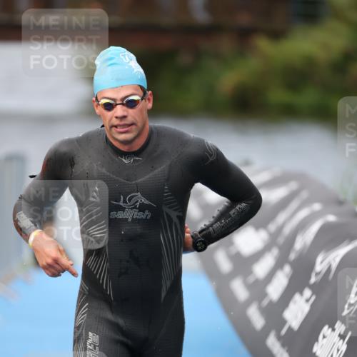 25.08.2024 - Elbe Triathlon Hamburg H.Heesch http://msf.ph/oto/6830947 25.08.2024 08:26:38 Schwimmen 85 meine-sportfotos.de