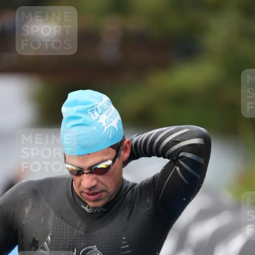 25.08.2024 - Elbe Triathlon Hamburg H.Heesch http://msf.ph/oto/6830984 25.08.2024 08:26:39 Schwimmen 85 meine-sportfotos.de