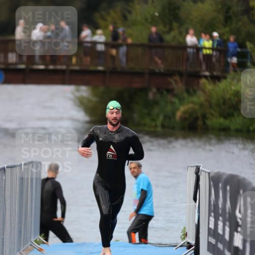 25.08.2024 - Elbe Triathlon Hamburg H.Heesch http://msf.ph/oto/6831067 25.08.2024 08:28:02 Schwimmen 47 meine-sportfotos.de