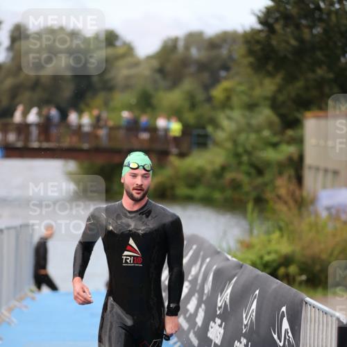 25.08.2024 - Elbe Triathlon Hamburg H.Heesch http://msf.ph/oto/6831105 25.08.2024 08:28:05 Schwimmen 47 meine-sportfotos.de
