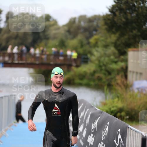 25.08.2024 - Elbe Triathlon Hamburg H.Heesch http://msf.ph/oto/6831109 25.08.2024 08:28:06 Schwimmen 47 meine-sportfotos.de