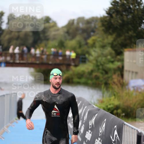 25.08.2024 - Elbe Triathlon Hamburg H.Heesch http://msf.ph/oto/6831115 25.08.2024 08:28:06 Schwimmen 47 meine-sportfotos.de