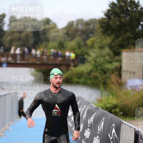 25.08.2024 - Elbe Triathlon Hamburg H.Heesch http://msf.ph/oto/6831118 25.08.2024 08:28:06 Schwimmen 47 meine-sportfotos.de