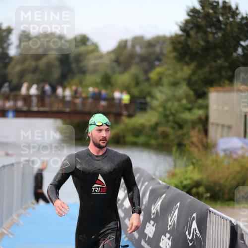 25.08.2024 - Elbe Triathlon Hamburg H.Heesch http://msf.ph/oto/6831124 25.08.2024 08:28:06 Schwimmen 47 meine-sportfotos.de