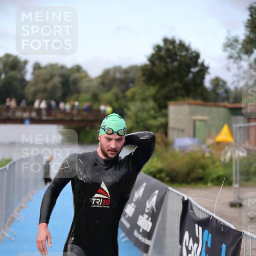 25.08.2024 - Elbe Triathlon Hamburg H.Heesch http://msf.ph/oto/6831128 25.08.2024 08:28:07 Schwimmen 47 meine-sportfotos.de
