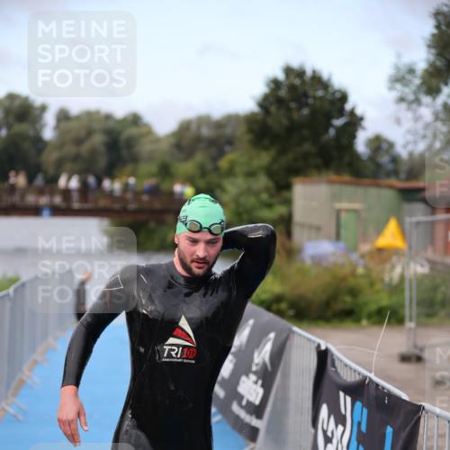 25.08.2024 - Elbe Triathlon Hamburg H.Heesch http://msf.ph/oto/6831132 25.08.2024 08:28:07 Schwimmen 47 meine-sportfotos.de