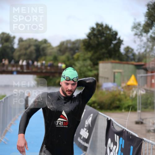 25.08.2024 - Elbe Triathlon Hamburg H.Heesch http://msf.ph/oto/6831134 25.08.2024 08:28:07 Schwimmen 47 meine-sportfotos.de