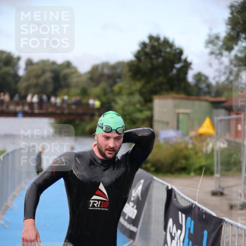 25.08.2024 - Elbe Triathlon Hamburg H.Heesch http://msf.ph/oto/6831139 25.08.2024 08:28:07 Schwimmen 47 meine-sportfotos.de