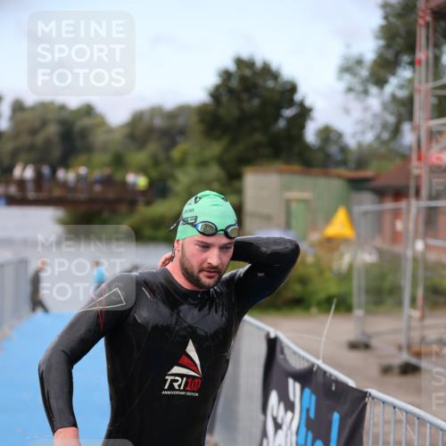25.08.2024 - Elbe Triathlon Hamburg H.Heesch http://msf.ph/oto/6831155 25.08.2024 08:28:07 Schwimmen 47 meine-sportfotos.de