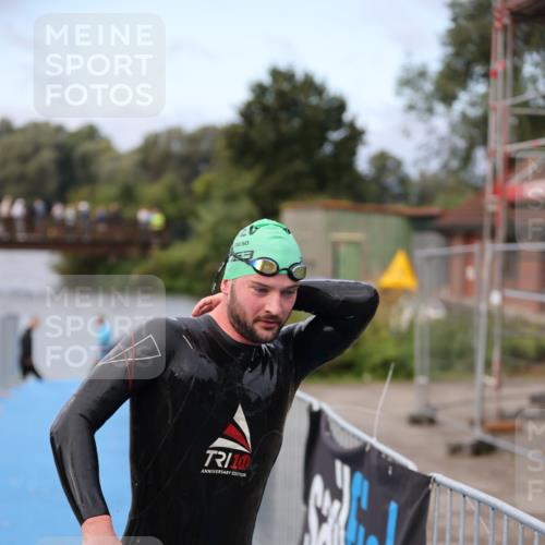 25.08.2024 - Elbe Triathlon Hamburg H.Heesch http://msf.ph/oto/6831161 25.08.2024 08:28:07 Schwimmen 47 meine-sportfotos.de