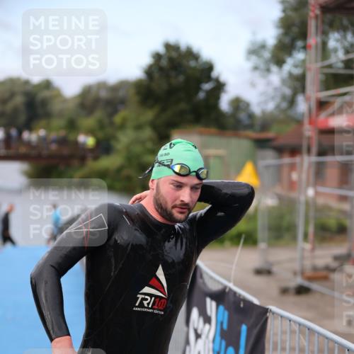 25.08.2024 - Elbe Triathlon Hamburg H.Heesch http://msf.ph/oto/6831167 25.08.2024 08:28:07 Schwimmen 47 meine-sportfotos.de