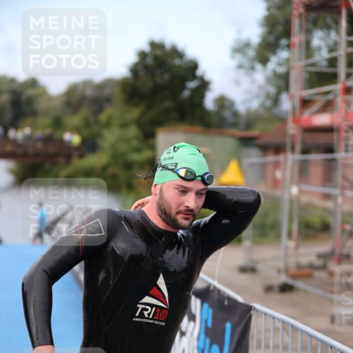 25.08.2024 - Elbe Triathlon Hamburg H.Heesch http://msf.ph/oto/6831171 25.08.2024 08:28:07 Schwimmen 47 meine-sportfotos.de